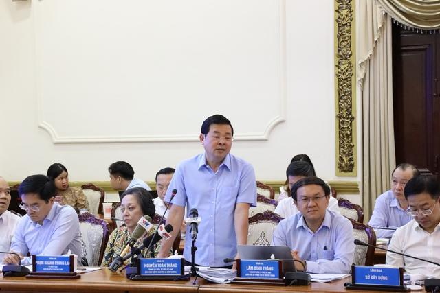 Giám đốc Sở TN&MT TP.HCM báo cáo tại phiên họp. Ảnh: Trung tâm báo chí TP.HCM Giám đốc Sở TN&MT TP.HCM báo cáo tại phiên họp. Ảnh: Trung tâm báo chí TP.HCM