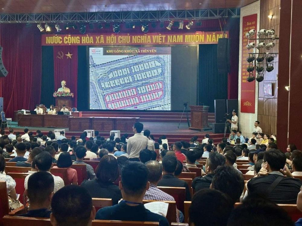 Nhà đầu tư tham gia đấu giá đất Hoài Đức. (Ảnh: Thùy Linh) Nhà đầu tư tham gia đấu giá đất Hoài Đức. (Ảnh: Thùy Linh)
