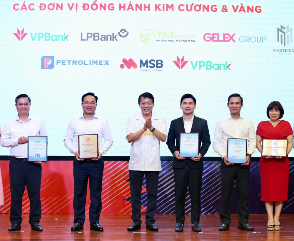 Phó Chủ tịch HĐQT T&T Group Đỗ Vinh Quang (thứ ba từ trái sang) nhận bảng danh vị nhà đồng hành Kim Cương từ Hiệp hội thể thao CAND. Phó Chủ tịch HĐQT T&T Group Đỗ Vinh Quang (thứ ba từ trái sang) nhận bảng danh vị nhà đồng hành Kim Cương từ Hiệp hội thể thao CAND.