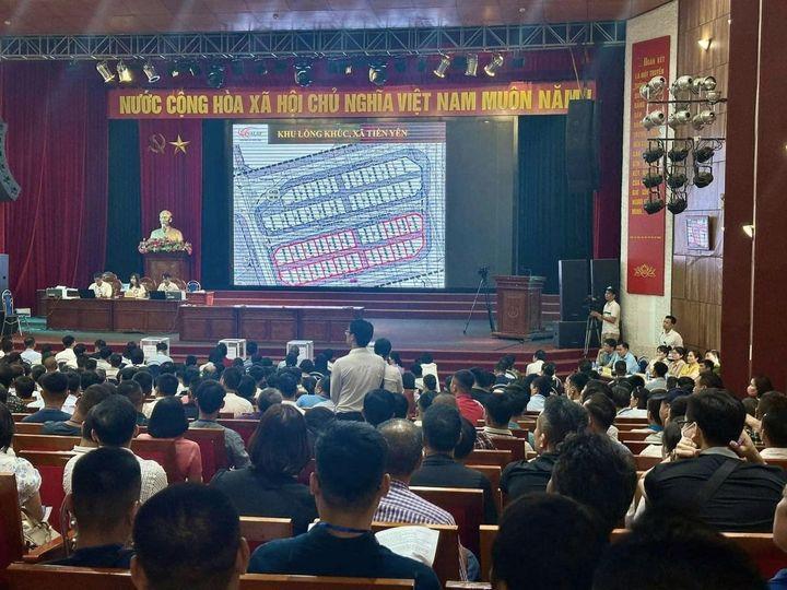Hình ảnh vụ đấu giá đất xuyên đêm ở Hoài Đức. Hình ảnh vụ đấu giá đất xuyên đêm ở Hoài Đức.