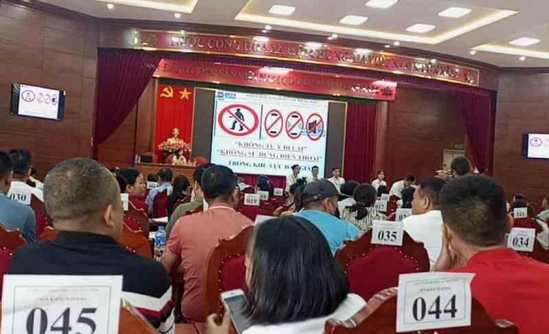 Hơn 350 người tham gia đấu giá đất ở huyện Phúc Thọ sáng nay. (Ảnh: Khánh Linh) Hơn 350 người tham gia đấu giá đất ở huyện Phúc Thọ sáng nay. (Ảnh: Khánh Linh)