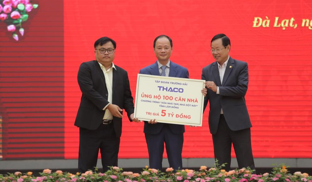 Ông Nguyễn Quốc Trung - Phó Tổng Giám đốc Đầu tư THADICO (bên trái) trao bảng kinh phí ủng hộ 5 tỷ đồng cho tỉnh Lâm Đồng. Ông Nguyễn Quốc Trung - Phó Tổng Giám đốc Đầu tư THADICO (bên trái) trao bảng kinh phí ủng hộ 5 tỷ đồng cho tỉnh Lâm Đồng.