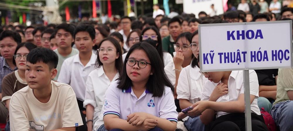 Các tân sinh viên tham dự lễ khai giảng năm học mới. Các tân sinh viên tham dự lễ khai giảng năm học mới.