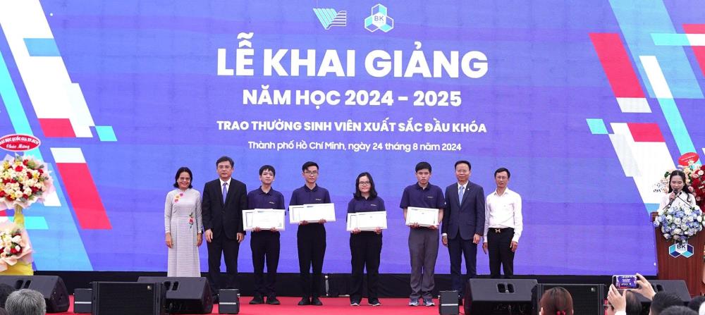 Ban Giám hiệu nhà trường trao thưởng cho 4 tân sinh viên xuất sắc. Ban Giám hiệu nhà trường trao thưởng cho 4 tân sinh viên xuất sắc.