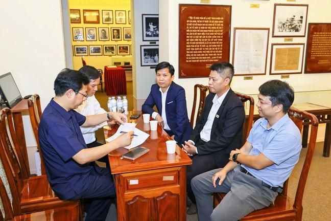 Ông Cao Xuân Thạo, Trưởng ban Phong trào (UBTƯ MTTQ Việt Nam) làm thủ tục tiếp nhận ủng hộ. (Ảnh: Quang Vinh) Ông Cao Xuân Thạo, Trưởng ban Phong trào (UBTƯ MTTQ Việt Nam) làm thủ tục tiếp nhận ủng hộ. (Ảnh: Quang Vinh)