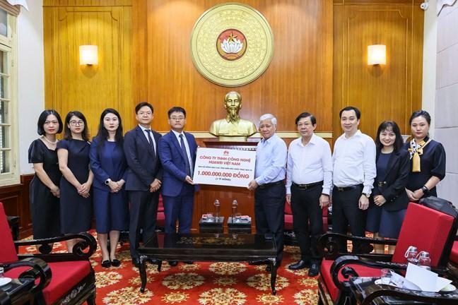 Chủ tịch UBTƯ MTTQ Việt Nam Đỗ Văn Chiến tiếp nhận ủng hộ từ Công ty TNHH Công nghệ Huawei Việt Nam Chủ tịch UBTƯ MTTQ Việt Nam Đỗ Văn Chiến tiếp nhận ủng hộ từ Công ty TNHH Công nghệ Huawei Việt Nam