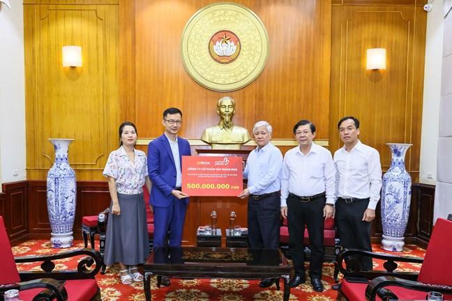 Chủ tịch UBTƯ MTTQ Việt Nam Đỗ Văn Chiến tiếp nhận ủng hộ từ Công ty Cổ phần Tập đoàn ROX Chủ tịch UBTƯ MTTQ Việt Nam Đỗ Văn Chiến tiếp nhận ủng hộ từ Công ty Cổ phần Tập đoàn ROX