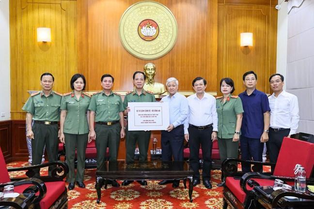 Chủ tịch UBTƯ MTTQ Việt Nam Đỗ Văn Chiến tiếp nhận ủng hộ từ Bộ Tư lệnh cảnh vệ - Bộ Công an Chủ tịch UBTƯ MTTQ Việt Nam Đỗ Văn Chiến tiếp nhận ủng hộ từ Bộ Tư lệnh cảnh vệ - Bộ Công an