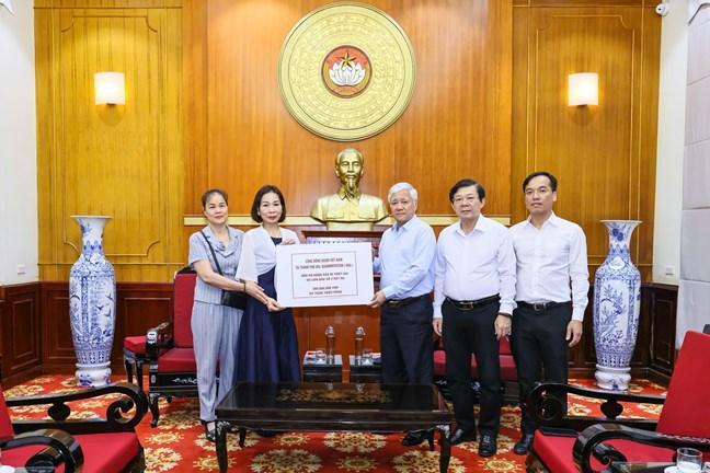 Chủ tịch UBTƯ MTTQ Việt Nam Đỗ Văn Chiến tiếp nhận ủng hộ từ Cộng đồng người Việt Nam tại thành phố Ufa, Bashkortostan (Nga) Chủ tịch UBTƯ MTTQ Việt Nam Đỗ Văn Chiến tiếp nhận ủng hộ từ Cộng đồng người Việt Nam tại thành phố Ufa, Bashkortostan (Nga)
