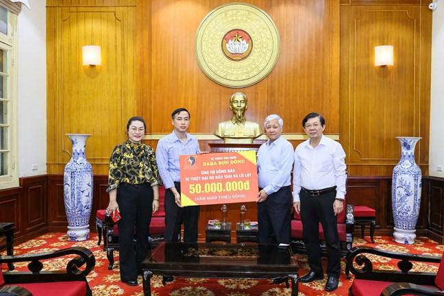 Chủ tịch UBTƯ MTTQ Việt Nam Đỗ Văn Chiến tiếp nhận ủng hộ từ hệ thống nhà hàng ba ba Sơn Đông Chủ tịch UBTƯ MTTQ Việt Nam Đỗ Văn Chiến tiếp nhận ủng hộ từ hệ thống nhà hàng ba ba Sơn Đông