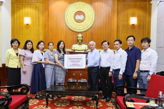 Chủ tịch UBTƯ MTTQ Việt Nam Đỗ Văn Chiến tiếp nhận ủng hộ từ Cộng đồng người Việt Nam vùng Kansai Chủ tịch UBTƯ MTTQ Việt Nam Đỗ Văn Chiến tiếp nhận ủng hộ từ Cộng đồng người Việt Nam vùng Kansai