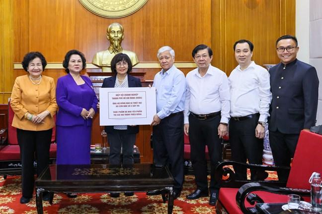 Chủ tịch UBTƯ MTTQ Việt Nam Đỗ Văn Chiến tiếp nhận ủng hộ từ hiệp hội doanh nghiệp thành phố Hồ Chí Minh (HUBA) Chủ tịch UBTƯ MTTQ Việt Nam Đỗ Văn Chiến tiếp nhận ủng hộ từ hiệp hội doanh nghiệp thành phố Hồ Chí Minh (HUBA)