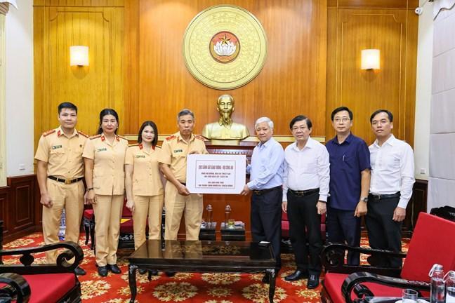 Chủ tịch UBTƯ MTTQ Việt Nam Đỗ Văn Chiến tiếp nhận ủng hộ từ Cục Cảnh sát giao thông - Bộ Công an Chủ tịch UBTƯ MTTQ Việt Nam Đỗ Văn Chiến tiếp nhận ủng hộ từ Cục Cảnh sát giao thông - Bộ Công an