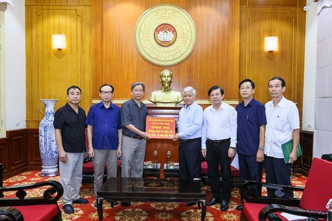 Chủ tịch UBTƯ MTTQ Việt Nam Đỗ Văn Chiến tiếp nhận ủng hộ từ cán bộ,nhân viên hội hỗ trợ gia đình liệt sĩ Việt Nam Chủ tịch UBTƯ MTTQ Việt Nam Đỗ Văn Chiến tiếp nhận ủng hộ từ cán bộ,nhân viên hội hỗ trợ gia đình liệt sĩ Việt Nam