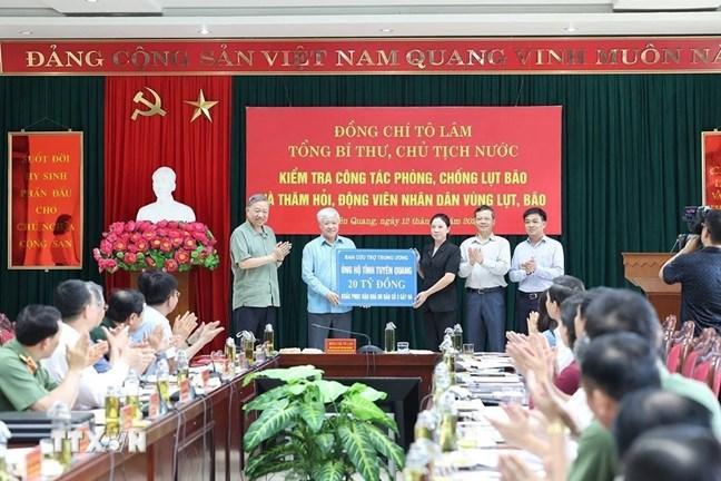 Tổng Bí thư, Chủ tịch nước Tô Lâm chứng kiến Chủ tịch Ủy ban Trung ương MTTQ Việt Nam Đỗ Văn Chiến trao kinh phí hỗ trợ đợt 1 số tiền 20 tỷ đồng từ Ban Vận động Cứu trợ Trung ương cho tỉnh Tuyên Quang khắc phục hậu quả cơn bão số 3 gây ra. (Ảnh: Trí Dũng/TTXVN) Tổng Bí thư, Chủ tịch nước Tô Lâm chứng kiến Chủ tịch Ủy ban Trung ương MTTQ Việt Nam Đỗ Văn Chiến trao kinh phí hỗ trợ đợt 1 số tiền 20 tỷ đồng từ Ban Vận động Cứu trợ Trung ương cho tỉnh Tuyên Quang khắc phục hậu quả cơn bão số 3 gây ra. (Ảnh: Trí Dũng/TTXVN)