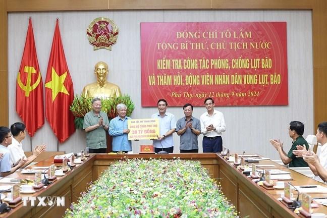 Tổng Bí thư, Chủ tịch nước Tô Lâm chứng kiến Chủ tịch Ủy ban Trung ương MTTQ Việt Nam Đỗ Văn Chiến trao kinh phí hỗ trợ đợt 1 số tiền 30 tỷ đồng của Ban Vận động Cứu trợ Trung ương cho tỉnh Phú Thọ khắc phục hậu quả do cơn bão số 3 gây ra. (Ảnh: Trí Dũng/TTXVN) Tổng Bí thư, Chủ tịch nước Tô Lâm chứng kiến Chủ tịch Ủy ban Trung ương MTTQ Việt Nam Đỗ Văn Chiến trao kinh phí hỗ trợ đợt 1 số tiền 30 tỷ đồng của Ban Vận động Cứu trợ Trung ương cho tỉnh Phú Thọ khắc phục hậu quả do cơn bão số 3 gây ra. (Ảnh: Trí Dũng/TTXVN)