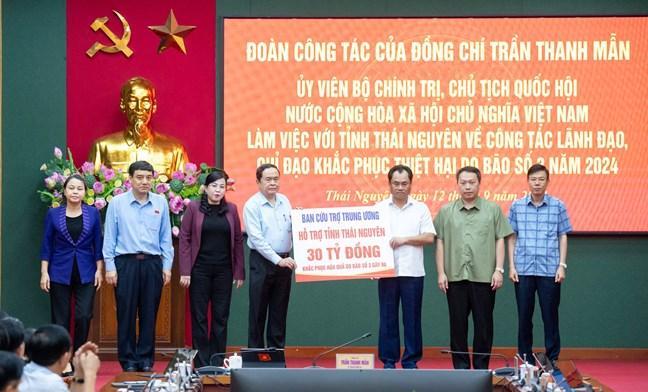 Chủ tịch Quốc hội Trần Thanh Mẫn trao kinh phí hỗ trợ đợt 1 số tiền 30 tỷ đồng của Ban Vận động Cứu trợ Trung ương cho tỉnh Thái Nguyên để khắc phục hậu quả cơn bão số 3 gây ra. (Ảnh: Lâm Hiển) Chủ tịch Quốc hội Trần Thanh Mẫn trao kinh phí hỗ trợ đợt 1 số tiền 30 tỷ đồng của Ban Vận động Cứu trợ Trung ương cho tỉnh Thái Nguyên để khắc phục hậu quả cơn bão số 3 gây ra. (Ảnh: Lâm Hiển)