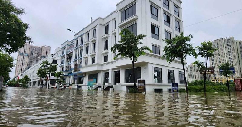 Một dãy biệt thự ngập sâu trong nước tại khu vực Nam An Khánh. (Ảnh: Lao động) Một dãy biệt thự ngập sâu trong nước tại khu vực Nam An Khánh. (Ảnh: Lao động)