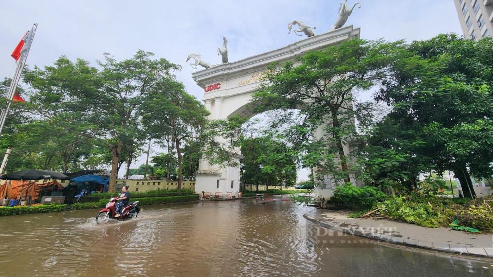 Một ngày sau trận mưa kéo dài cả ngày 11/9, nước vẫn ngập lênh láng trong Khu đô thị Ciputra. (Ảnh: Dân Việt) Một ngày sau trận mưa kéo dài cả ngày 11/9, nước vẫn ngập lênh láng trong Khu đô thị Ciputra. (Ảnh: Dân Việt)