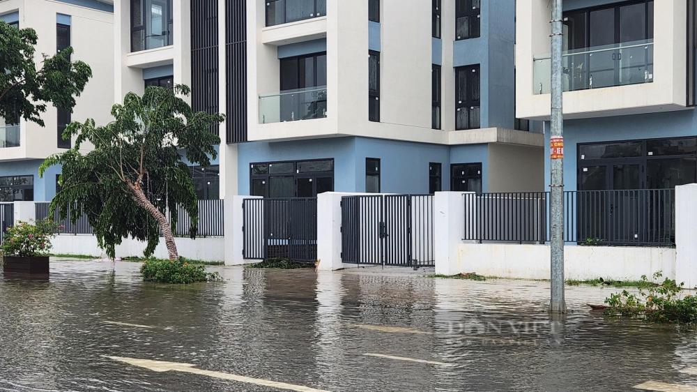 Nước ngập lênh láng trước khu biệt thự triệu USD của Nam Cường. (Ảnh: Dân Việt) Nước ngập lênh láng trước khu biệt thự triệu USD của Nam Cường. (Ảnh: Dân Việt)