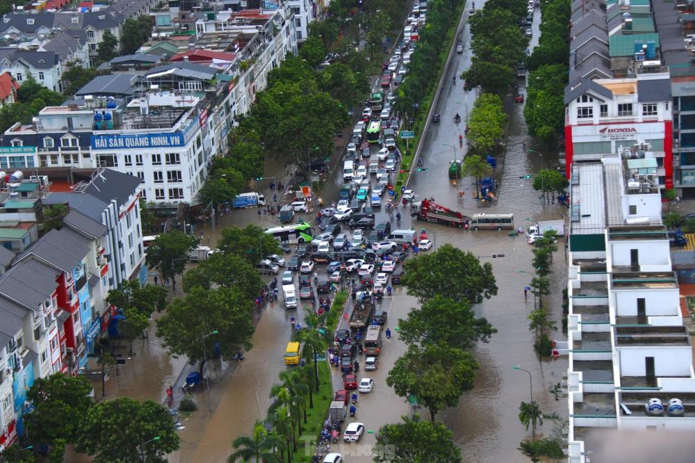 Nhiều tuyến đường của Hà Nội thường ngập sâu sau khi mưa lớn. (Ảnh: Tiền Phong) Nhiều tuyến đường của Hà Nội thường ngập sâu sau khi mưa lớn. (Ảnh: Tiền Phong)
