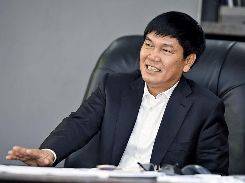 Tỷ phú Trần Đình Long. Tỷ phú Trần Đình Long.