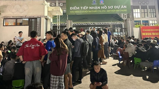Hàng trăm người Hà Nội thức xuyên đêm chen nhau xếp hàng chờ nộp hồ sơ mua nhà ở xã hội CT3 Kim Chung