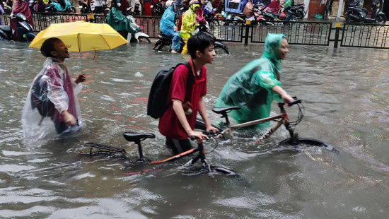 Mưa xối xả nhiều giờ, hàng loạt tuyến phố Hà Nội thành…. “sông”