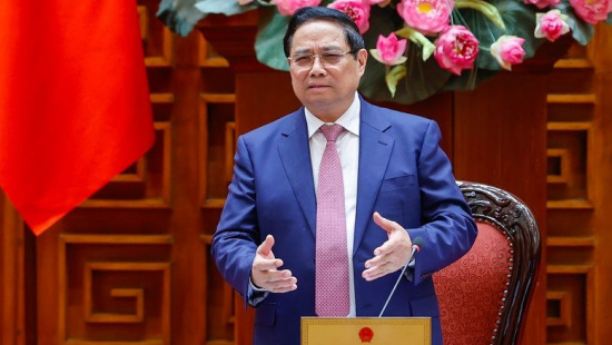 Thủ tướng: Xem xét bố trí ngân sách để hỗ trợ bình ổn giá xăng dầu