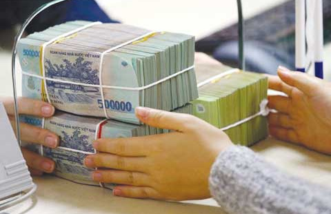 Tiền gửi dân cư lập đỉnh mới, vượt xa tiền gửi tổ chức