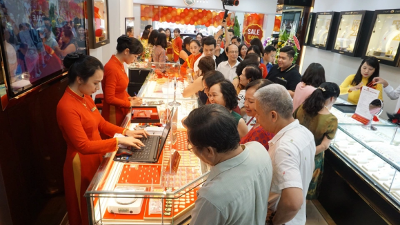 Giá vàng nhẫn và vàng miếng tiếp tục “tuột” khoảng 500.000 đồng/lượng chiều 12/11