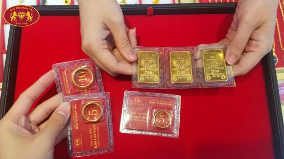 Giá vàng thế giới quay đầu giảm, SJC và vàng nhẫn vượt mốc 154 triệu đồng/lượng