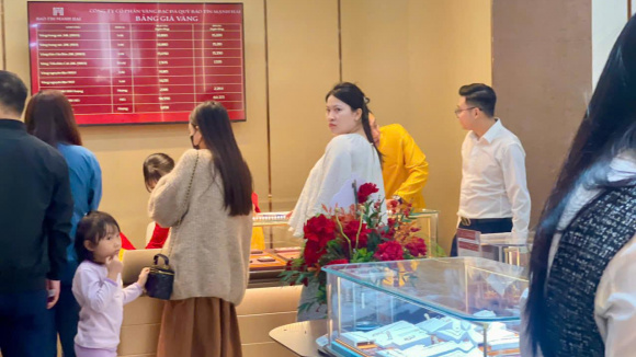 Giá vàng hôm nay 12/12: Vàng miếng giảm, vàng nhẫn tăng nhẹ