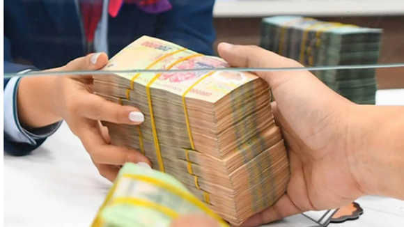 Ngân hàng đồng loạt tăng lãi suất, tặng vàng và tiền mặt hút khách gửi tiết kiệm sau Tết