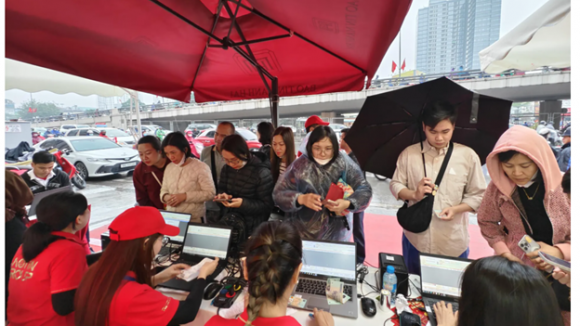 Đội ô từ rạng sáng, người dân xếp hàng mua vàng ngày vía Thần Tài