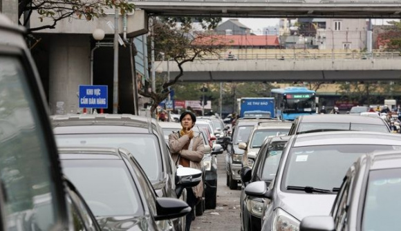 Hà Nội: Ô tô xếp hàng dài chờ đăng kiểm
