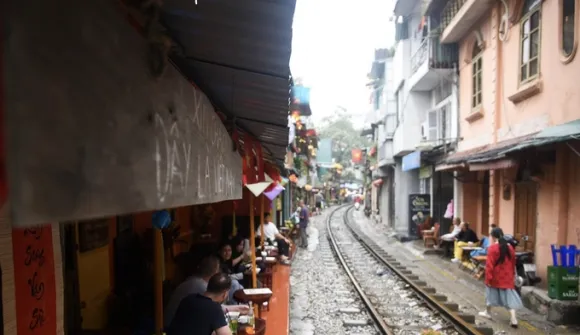 Phố cà phê đường tàu “hồi sinh”, bất chấp lệnh cấm