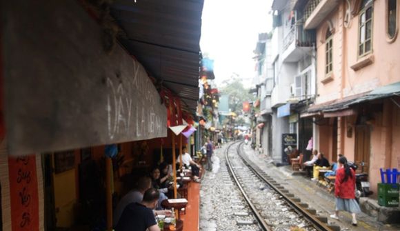Phố cà phê đường tàu “hồi sinh”, bất chấp lệnh cấm