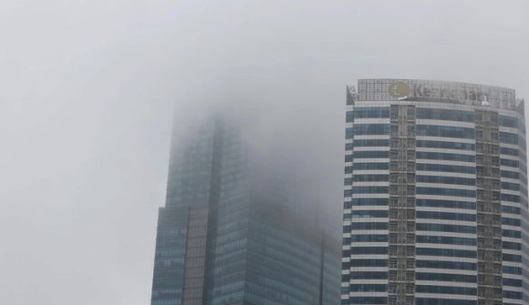 Hà Nội bị bao phủ bởi làn sương mù trắng đục, nhiều nhà cao tầng “biến mất” khỏi tầm nhìn