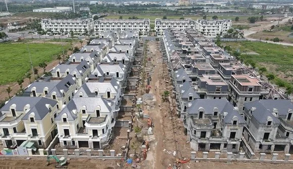 Bị siết tín dụng, giá nhà biệt thự, liền kề quay đầu giảm mạnh