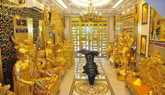 Choáng váng trước ngôi nhà dát vàng có 1-0-2 của đại gia miền Tây