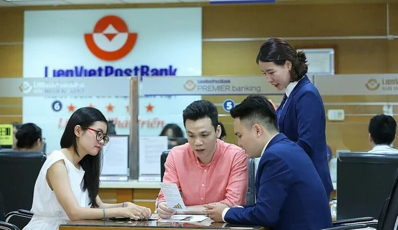 Lãnh đạo LienVietPostBank và người nhà đồng loạt bán ra cổ phiếu