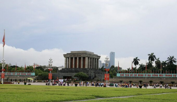 Dòng người xếp hàng vào Lăng viếng Bác ngày thống nhất đất nước