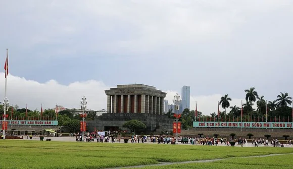 Dòng người xếp hàng vào Lăng viếng Bác ngày thống nhất đất nước