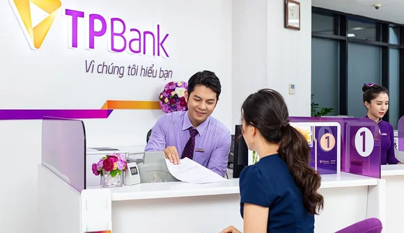 Lộ diện loạt ngân hàng bị tố “ép” khách mua bảo hiểm khi gửi tiết kiệm