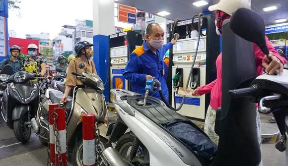 Ngày 11/1: Điều chỉnh giảm mạnh giá dầu, giữ nguyên giá xăng