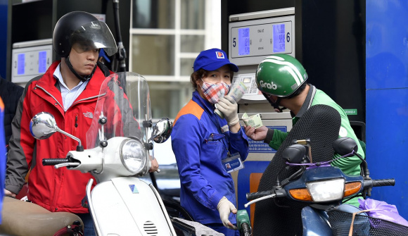 Giá xăng dầu giảm mạnh: Cơ hội hạ giá hàng hóa, hỗ trợ kìm chế lạm phát!