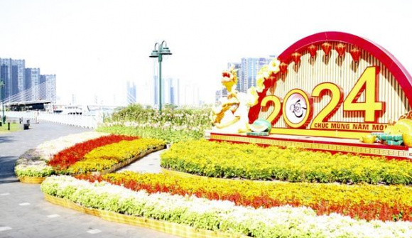 Phố phường TPHCM khoác 'áo mới' đón Xuân Giáp Thìn