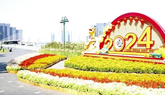 Phố phường TPHCM khoác 'áo mới' đón Xuân Giáp Thìn