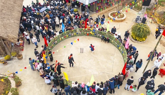 Sa Pa: Miễn phí vé, Fansipan tấp nập khách trẩy hội Xuân Mở Cổng trời